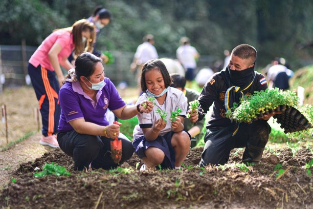 ครูทหารพันธุ์ดี-นร.ปลูกผักสวนครัวเป็นอาหารกลางวัน