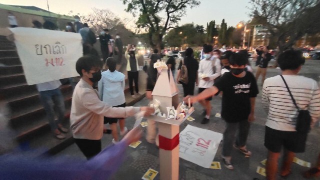 ราษฎรขอนแก่นวางดอกไม้จันทน์ฌาปนกิจศาลไทย