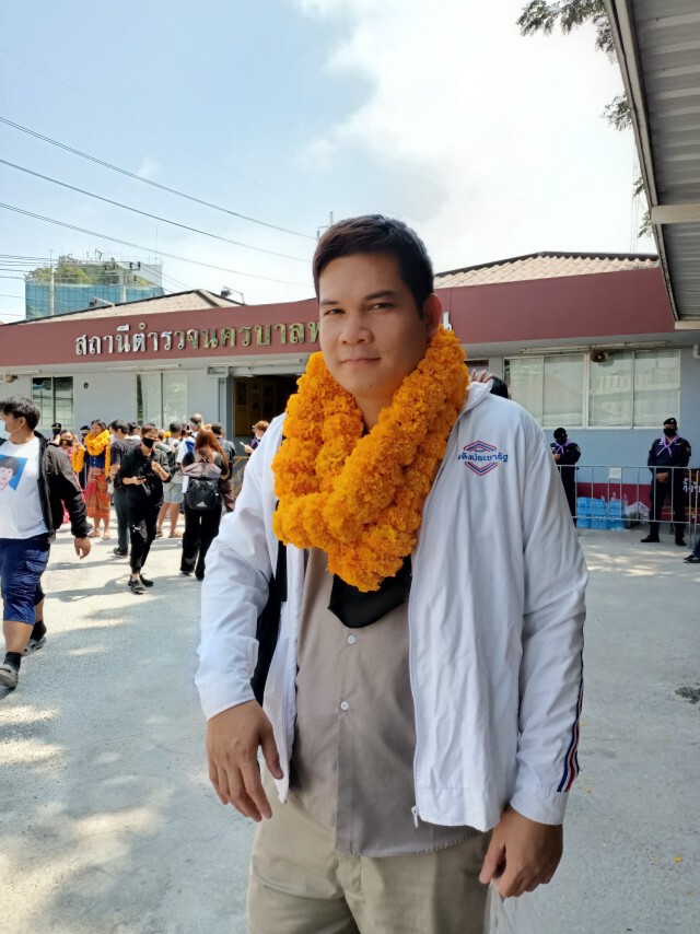 "ครูใหญ่"ใส่เสื้อ พปชร.พิจารณาโปรย้ายค่ายตามรอย"พี่โบ้"