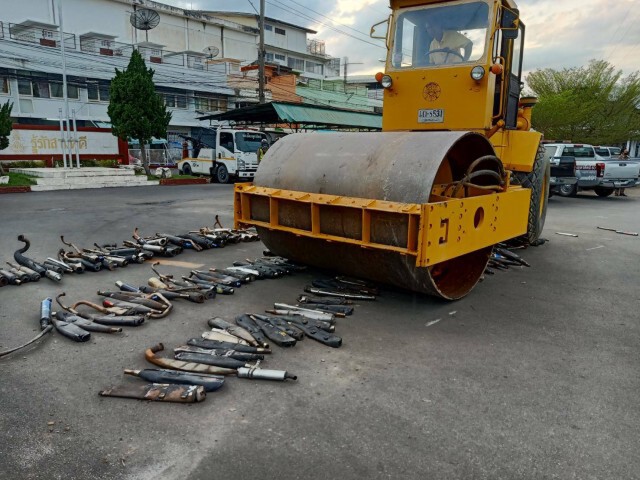 ยึด-ถอดท่อเสียงดัง มูลค่ากว่า 1 ล้าน