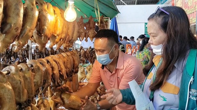สุราษฎร์ฯ คึกคัก "คนละครึ่ง-บัตรประชารัฐ" ทำขายดี