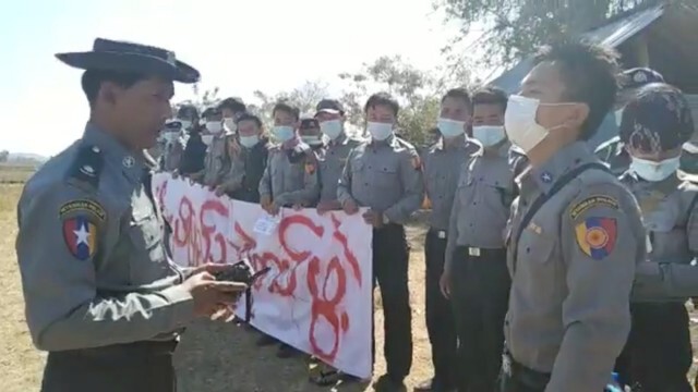 ย้ายฝั่งอย่างต่อเนื่อง! เผยภาพตร.เมียนมาแตกแถว หันมาอยู่ข้างผู้ประท้วง