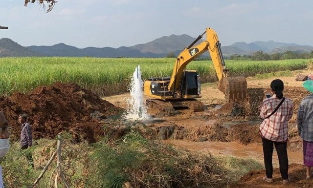ตื่นตาตื่นใจ!! พบน้ำพุผุดที่เมืองกาญจน์ นายอำเภอบ่อพลอยรุดตรวจสอบพื้นที่