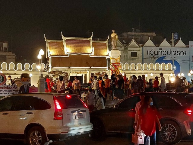 ตรุษจีนโคราชคึกคัก ลานย่าโม-ศาลเจ้าต่างๆ คนแน่นทั้งคืน
