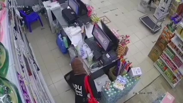 ชาวบ้านผวา ไอ้โม่งบุกเข้าไปชิงทรัพย์ภายในร้านสะดวกซื้อ