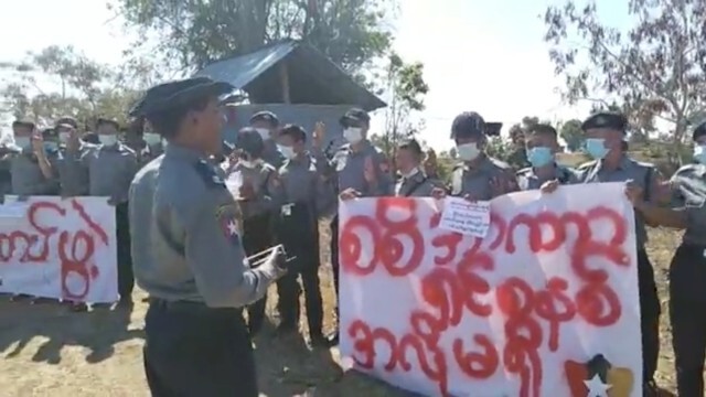 ย้ายฝั่งอย่างต่อเนื่อง! เผยภาพตร.เมียนมาแตกแถว หันมาอยู่ข้างผู้ประท้วง