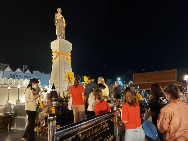 ตรุษจีนโคราชคึกคัก ลานย่าโม-ศาลเจ้าต่างๆ คนแน่นทั้งคืน
