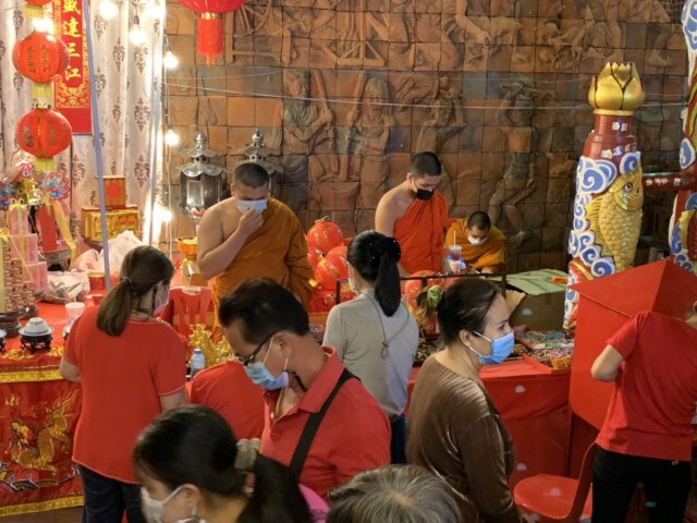 ตรุษจีนโคราชคึกคัก ลานย่าโม-ศาลเจ้าต่างๆ คนแน่นทั้งคืน