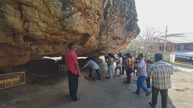 วันหยุดตรุษจีนคอหวยแห่ขอโชควัดภูตะเภาทอง
