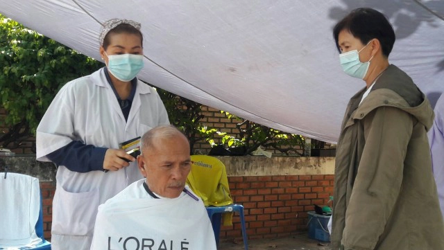 ทีมช่างจิตอาสาเปิดบาร์เบอร์ตัดผมฟรีริมฟุตบาท