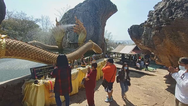 วันหยุดตรุษจีนคอหวยแห่ขอโชควัดภูตะเภาทอง