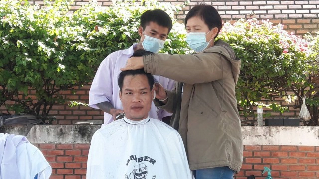 ทีมช่างจิตอาสาเปิดบาร์เบอร์ตัดผมฟรีริมฟุตบาท