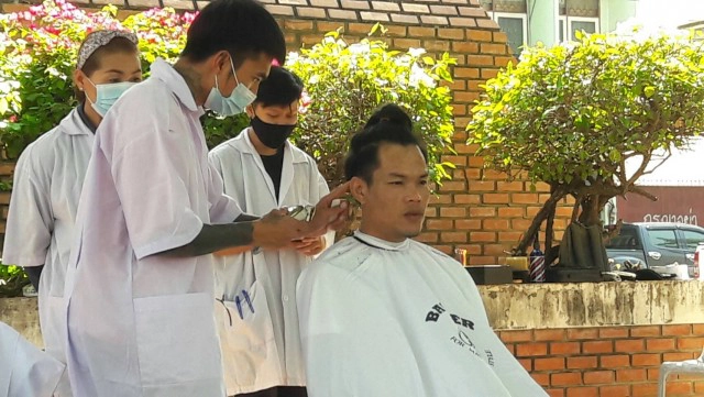 ทีมช่างจิตอาสาเปิดบาร์เบอร์ตัดผมฟรีริมฟุตบาท