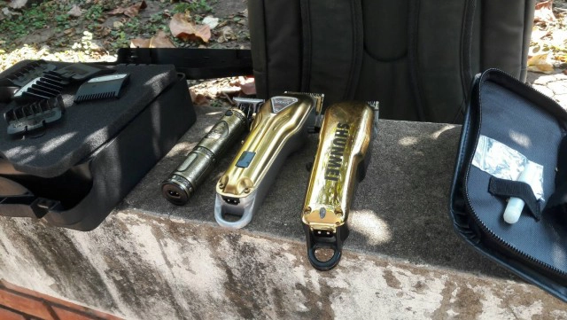 ทีมช่างจิตอาสาเปิดบาร์เบอร์ตัดผมฟรีริมฟุตบาท