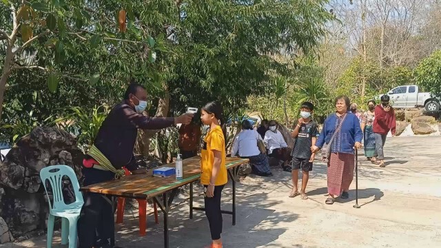 วันหยุดตรุษจีนคอหวยแห่ขอโชควัดภูตะเภาทอง