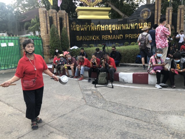 ผกก.สน.ประชาชื่น ประกาศ ให้กลุ่มผู้ชุมนุมหน้าเรือนจำ กรุงเทพฯ ยุติชุมนุม