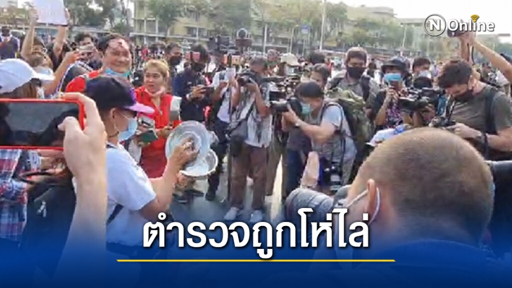 ตำรวจถูกโห่ไล่ เหตุไม่พอใจถูกขัดขวาง วางแผงลอย