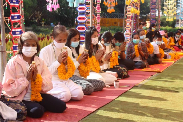 ชาวโคราชตักบาตรน้ำผึ้งรับวาไลนไทน์