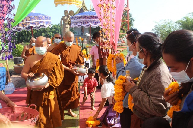 ชาวโคราชตักบาตรน้ำผึ้งรับวาไลนไทน์