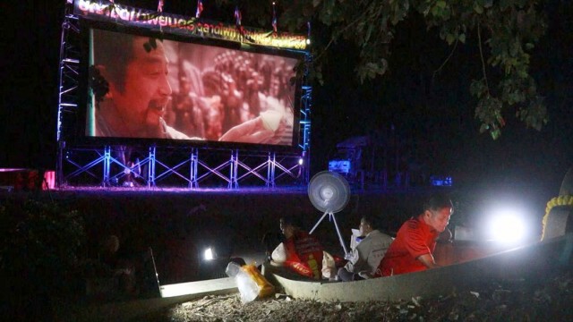 วังเวง!ดูหนังกลางแปลงร่วมกับบรรพบุรุษในสุสาน
