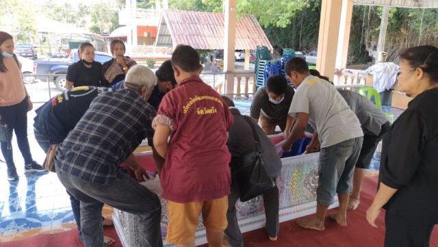 ส่งศพผ่าพิสูจน์เก็บหลักฐานมัดจ่ามือยิงคาวงเหล้า
