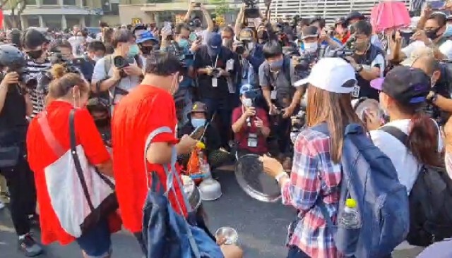 ตำรวจถูกโห่ไล่ เหตุไม่พอใจถูกขัดขวาง วางแผงลอย
