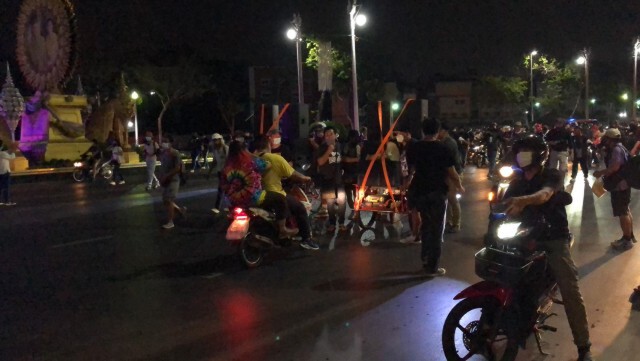 ตำรวจเผชิญหน้าม็อบราษฎร การ์ดกำบัง ตั้งแนวพร้อมปะทะ