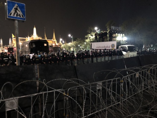 ตำรวจเผชิญหน้าม็อบราษฎร การ์ดกำบัง ตั้งแนวพร้อมปะทะ