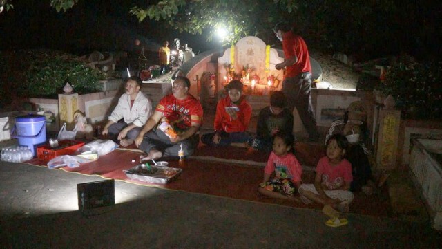 วังเวง!ดูหนังกลางแปลงร่วมกับบรรพบุรุษในสุสาน