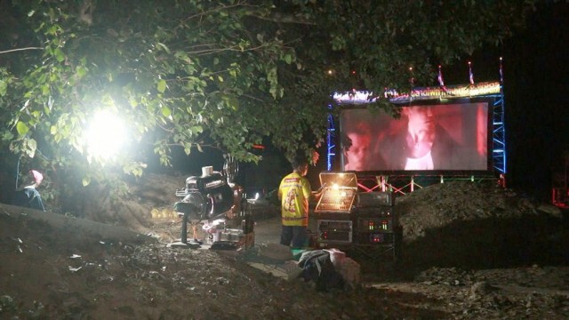 วังเวง!ดูหนังกลางแปลงร่วมกับบรรพบุรุษในสุสาน