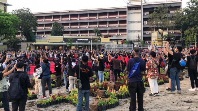 มวลชนคณะราษฎร คลุมผ้าแดง ฐานอนุสารีย์ประชาธิปไตย