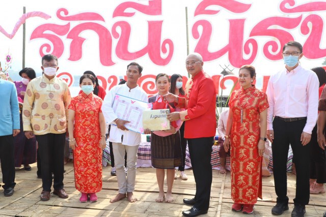บ่าว-สาว9คู่ควงแขนลงแพจดทะเบียนสมรสกลางอ่างน้ำหมาน