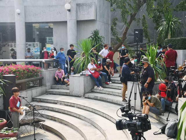 "ราษฎร"รวมตัวทำบุญให้วีรชนเดือนตุลา