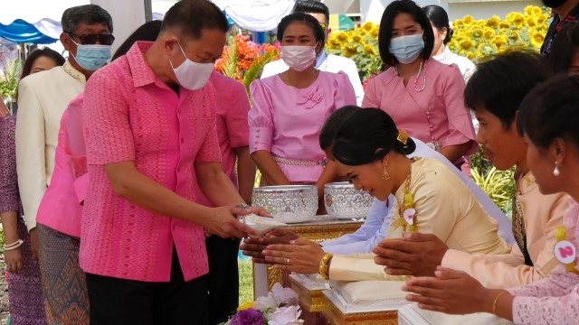 คู่รักจดทะเบียนสมรสกลางทุ่งทานตะวัน 22 คู่