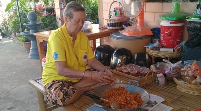 ยายวัย 86 ปี ทำน้ำพริกกากหมูขายออนไลน์สู้โควิด