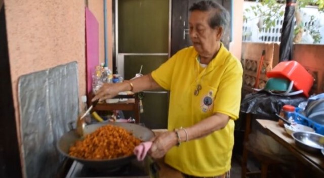 ยายวัย 86 ปี ทำน้ำพริกกากหมูขายออนไลน์สู้โควิด