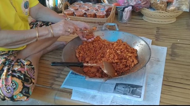 ยายวัย 86 ปี ทำน้ำพริกกากหมูขายออนไลน์สู้โควิด
