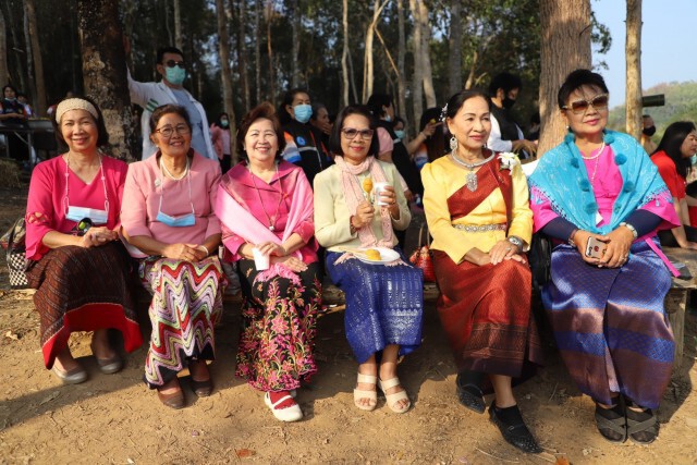 บ่าว-สาว9คู่ควงแขนลงแพจดทะเบียนสมรสกลางอ่างน้ำหมาน