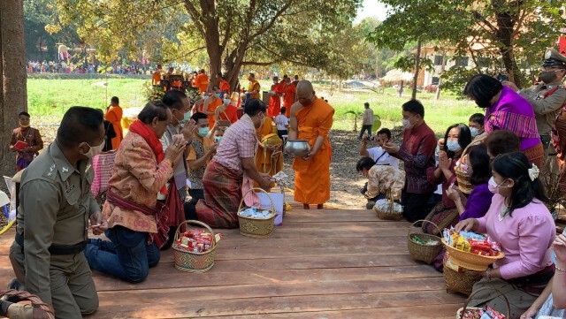 ตักบาตรปันสุขวาเลนไทน์ กลางทุ่งดอกคอสมอส