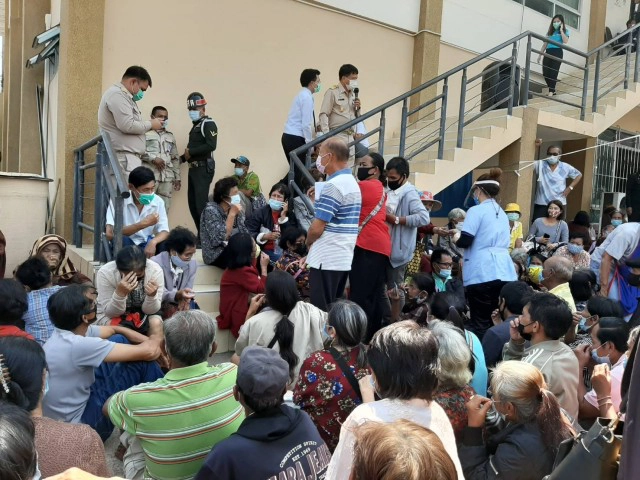 แห่จองคิวลงทะเบียน"เราชนะ"ล้นอำเภอ