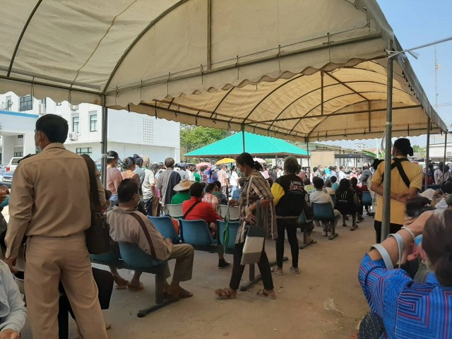 แห่จองคิวลงทะเบียน"เราชนะ"ล้นอำเภอ