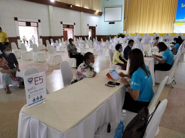 ชาวนครศรีฯ เข้าแถวกว่า 1 กม. รอลงทะเบียนเราชนะ