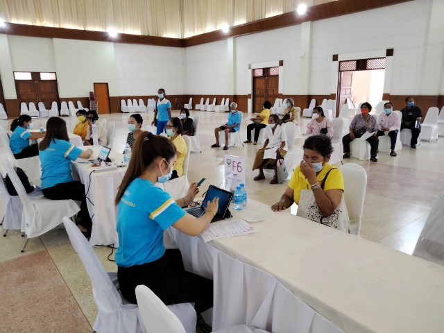 ชาวนครศรีฯ เข้าแถวกว่า 1 กม. รอลงทะเบียนเราชนะ