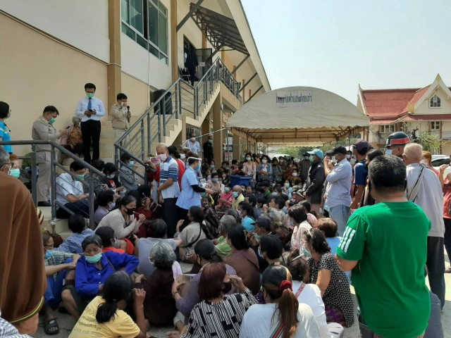 แห่จองคิวลงทะเบียน"เราชนะ"ล้นอำเภอ