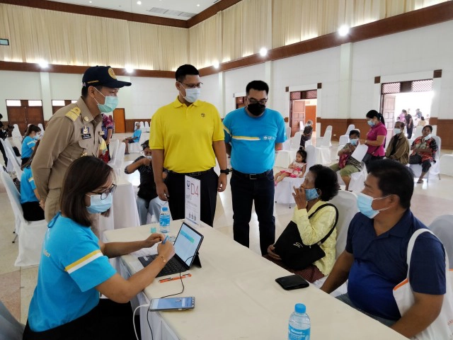 ชาวนครศรีฯ เข้าแถวกว่า 1 กม. รอลงทะเบียนเราชนะ