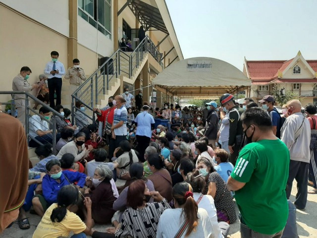 แห่จองคิวลงทะเบียน"เราชนะ"ล้นอำเภอ