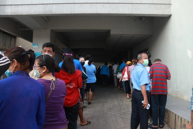 ผู้สูงอายุแห่ลงทะเบียน"เราชนะ"สำหรับไม่มีสมาร์ทโฟน