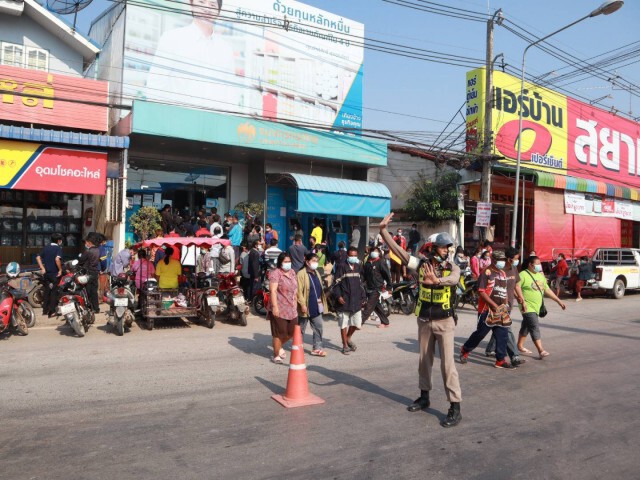 แห่ลงทะเบียนเราชนะผู้เฒ่าหลงไป ธกส. ออมสิน