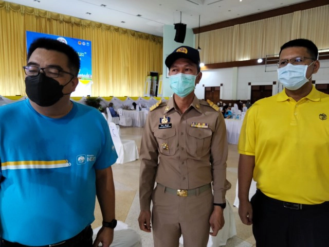 ชาวนครศรีฯ เข้าแถวกว่า 1 กม. รอลงทะเบียนเราชนะ