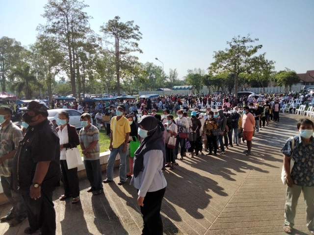 ชาวนครศรีฯ เข้าแถวกว่า 1 กม. รอลงทะเบียนเราชนะ